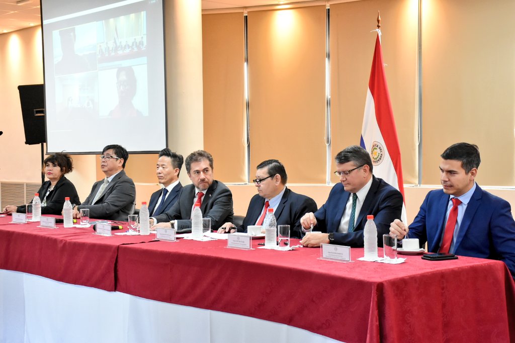 CEMEparaguay's tweet photo. AHORA| Se realiza acto de entrega de reconocimiento a los primeros 10 jóvenes paraguayos que viajarán a Corea del Sur para ser capacitados en uno de los centros más reconocidos a nivel mundial en materia de producción de matrices y ensamblajes del sector automotriz. #KATECH 🇵🇾♻️ https://t.co/v8oAsFncrv