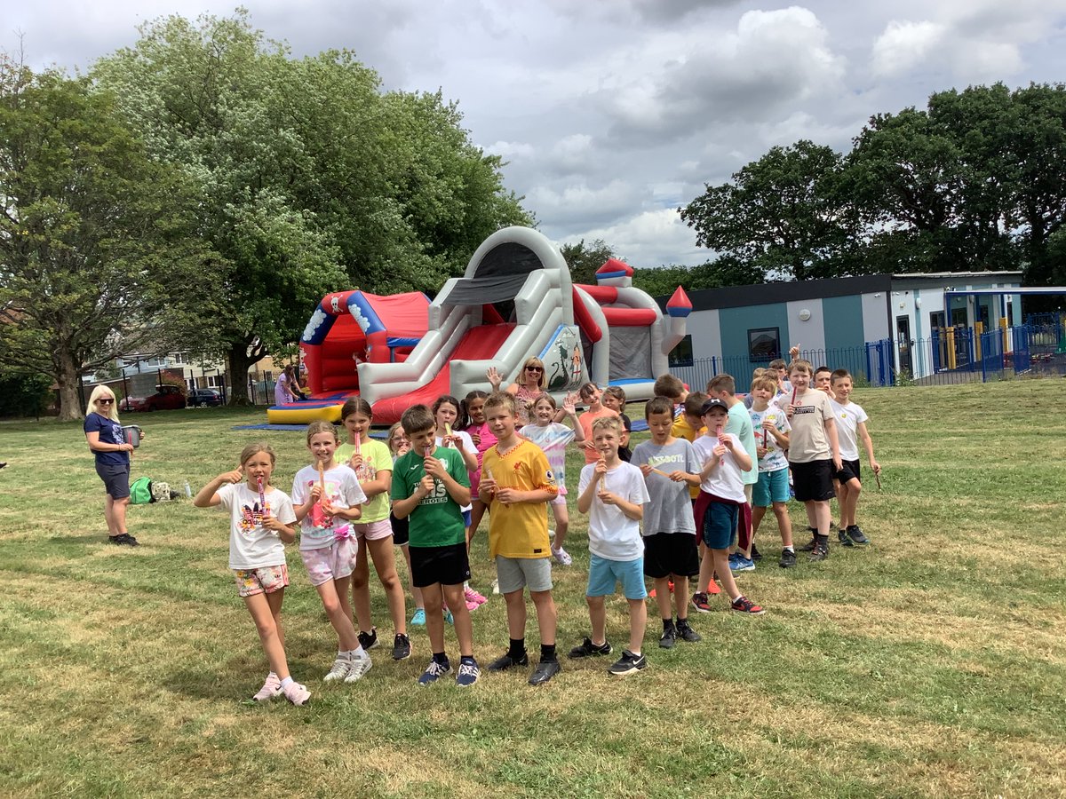 GwauncelynPri's tweet photo. #sponsoredbounce #class8 - lots of fun on the obstacle course today! Well done Class 8! https://t.co/pElrnqAfhm