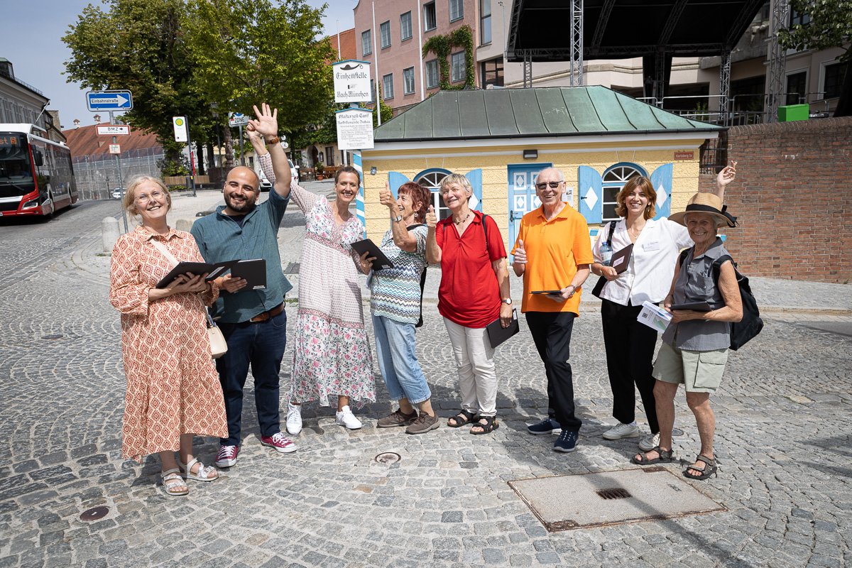 digitalechancen's tweet photo. #DigitalerSpaziergang in #Dachau - und damit 3 Spaziergänge in 7 Tagen. Was für eine Woche für #DigitalMobilimAlter. Insgesamt begaben sich über 70 Senior*innen mit Tablets auf Entdeckungstour, um sich die digitale Welt beim Spaziergang zu erschließen! 🤗 Fotos: Fernanda Vilela https://t.co/D6hIm5PMeM