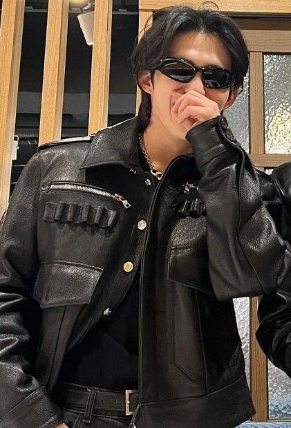 diesisyete's tweet photo. so ito na nga… sinundo na ni johnny ang bata nang hindi man lang naghilamos, bitbit pa ang 3-in-1 plus 1 and 1 kopi niya. ngunit ang laki ng pagsisisi niya dahil kay manong guard na si…

.
.
.
.

kuya chukoy. https://t.co/W7n4zeDvlo