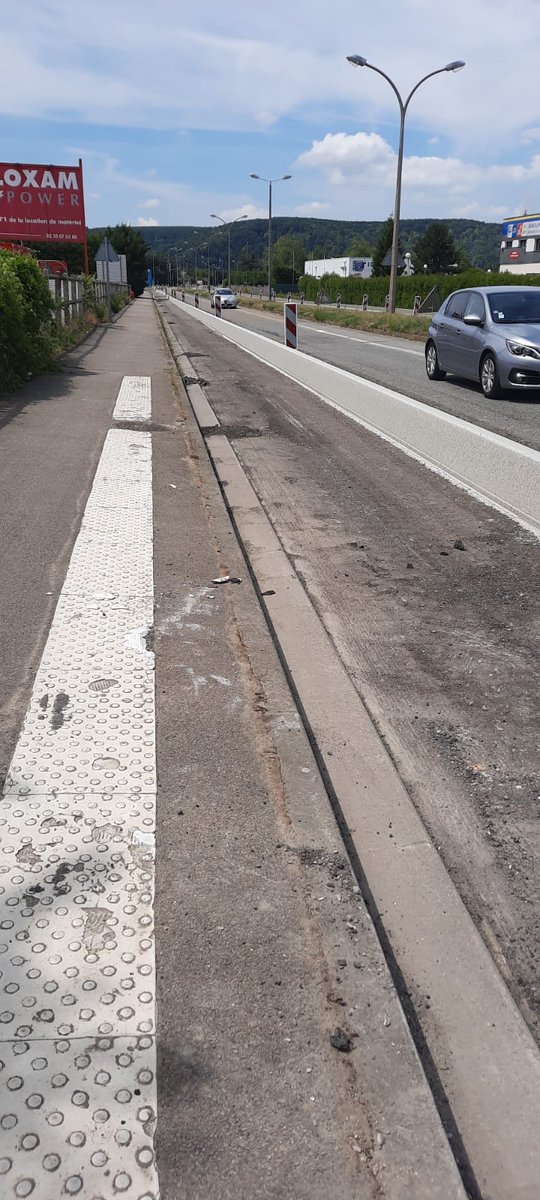 Cet axe de la zone industrielle était un mordor cyclable en particulier à cause des gros camions. Presque 10 ans que j'attends ce moment. C'est trop beau, je suis pas prêt. <a href="/MetropoleRouenN/">Métropole Rouen Normandie</a> <a href="/SabineRouenVelo/">SabineRouenVelo</a>