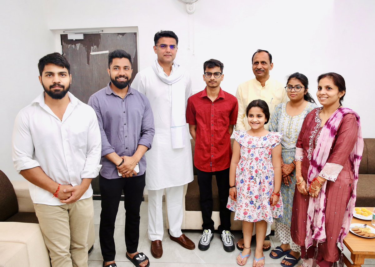 आज कैबिनेट मंत्री श्री भजनलाल जाटव जी के जयपुर आवास पहुँच कर उनकी सुपुत्री के विवाह के उपलक्ष्य में शुभकामनाएं प्रेषित की और परिवारजनों से मुलाकात की।
<a href="/bhajanlaljatav/">Bhajanlal Jatav</a>