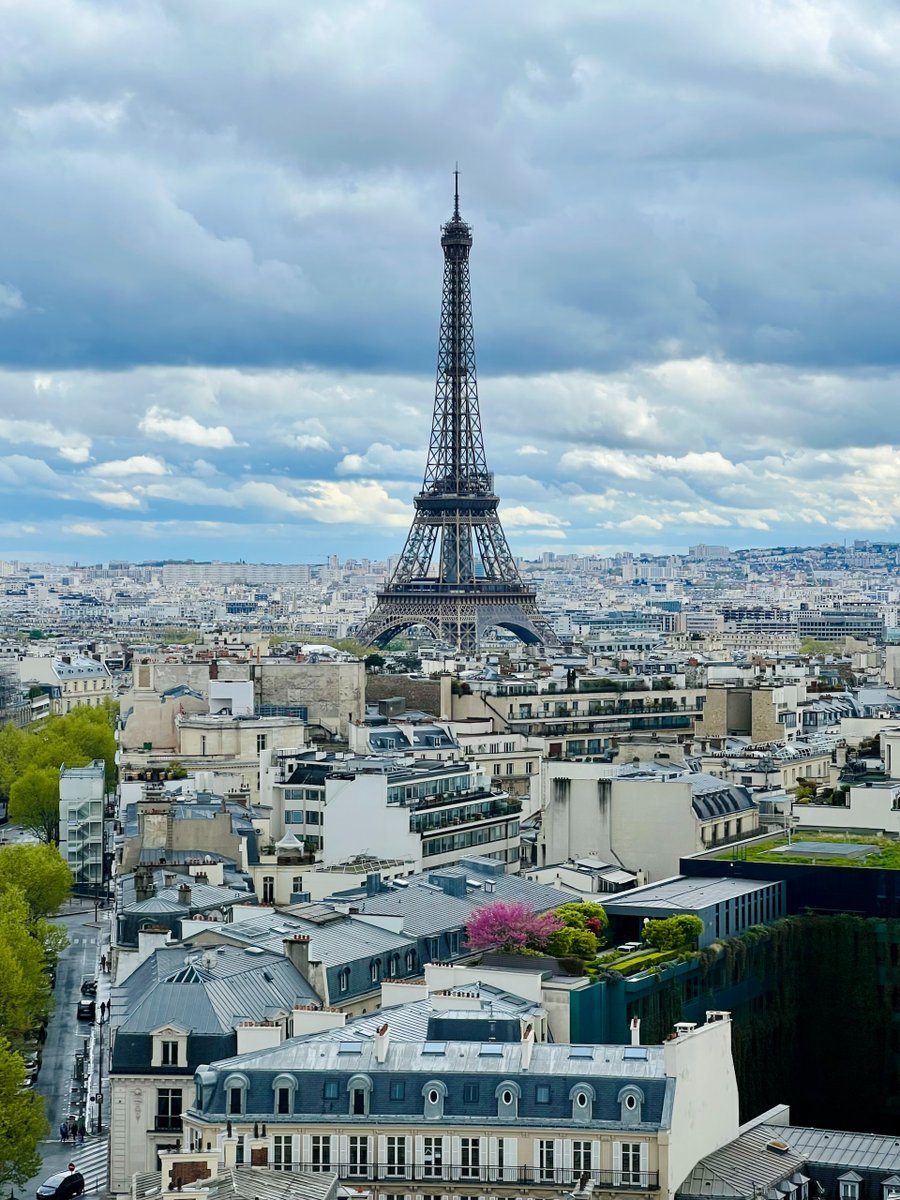 Happy Friday and bon week-end à tous! #Paris #EiffelTower #FridayThoughts #Travel #FridayMotivation #architecture #FridayVibes #France @jmlpyt 📸 Stephanie Klepacki💖💞