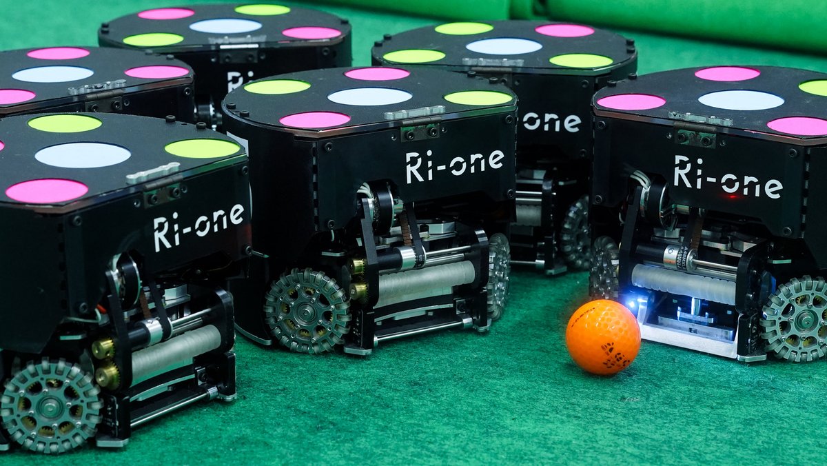 rione_ssl's tweet photo. ロボットが全部完成しました😻！！！RoboCup2023🇫🇷に向けてロボットの準備は万全です！がんばります！！！

#rione_ssl https://t.co/oCtRTyOBWY