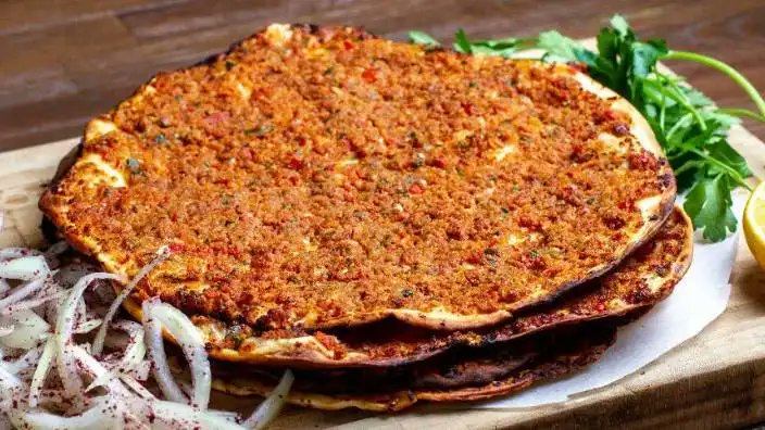 Et fiyatları artınca hükümet, lahmacun ve pideyi ucuzlatmanın yolunu buldu!

Tarım ve Orman Bakanlığı'nın yeni tebliğine göre, pide ve lahmacun gibi ürünlerde kanatlı hayvan eti ya da her türlü sakatat kullanılması artık tağşiş olarak değerlendirilmeyecek.

@TMollaveisoglu