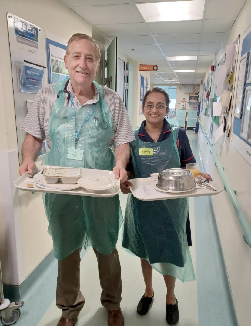 🏆A great example of teamwork 🥰 on Buckley Ward! Consultants getting involved in Protected Mealtimes!! #SpreadTheWord #teamworkmakesthedreamwork @epsom_sthelier @DionneDaniel5 @TestineAg