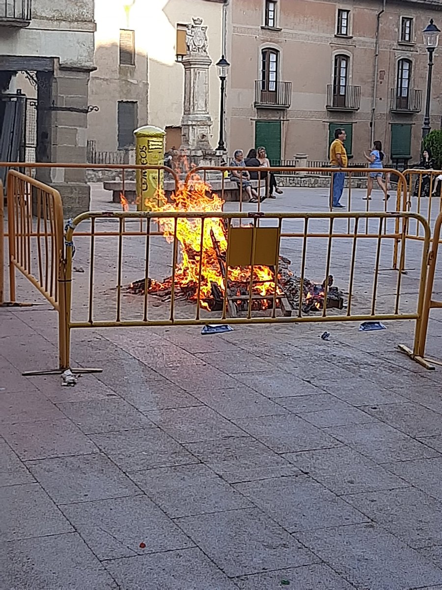 Vergonya d'equip de govern PSC-JxCat a Cervera. Blanquejant l'espanyolisme. S'han negat a llegir el manifest d'Òmnium Cultural i han retirat la pancarta d'Amnistia. Quina vergonya!!