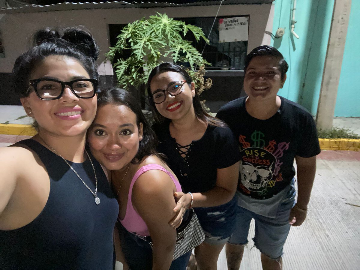 Personas sinceras , sin pelos en la lengua , que te dicen la verdad por más dura y dolorosa que sea y que te llenan de amor puro y sincero , esas son mis amigas 💙
