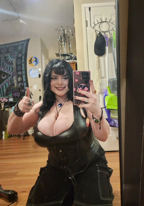 Happy Friday 😊  I hope you gave a good day https://t.co/kvBaX1itlP