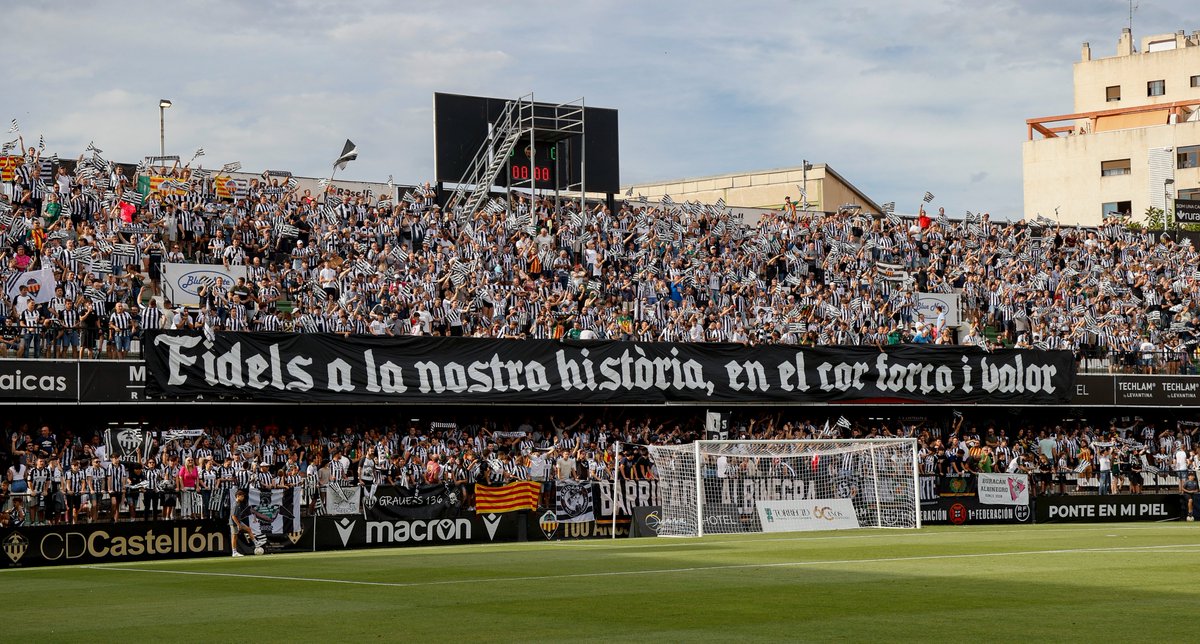 CDCastellon's tweet photo. ⚽️🌙 Buenas noches, afición

👏👏 Antes de la final de mañana queremos agradeceros todo el apoyo que nos habéis brindado durante toda la temporada 🤍🖤🤍🖤

❤️ Sois el corazón de este club y lo demostráis día a día ❤️

‼️ TODOS JUNTOS A POR EL ASCENSO ‼️ 

#PPO100👂 https://t.co/DvMFUmbKkG