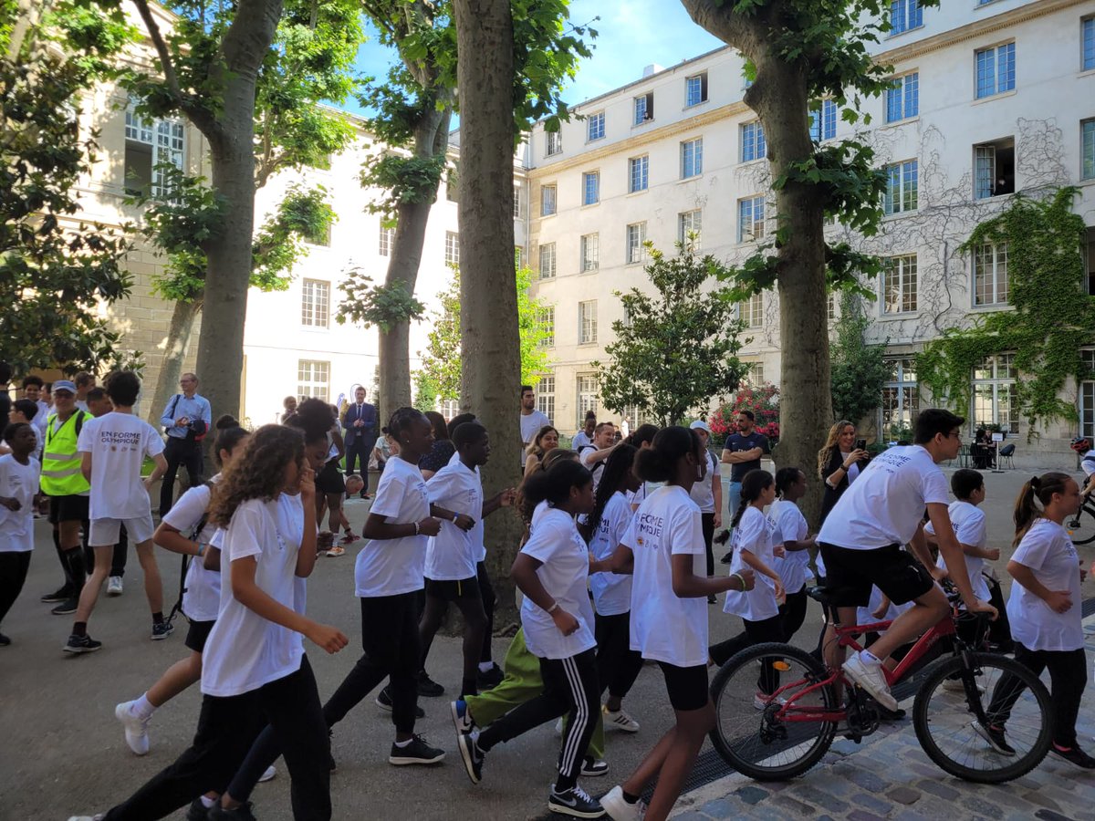 #journeeolympique De nombreux étudiants de la <a href="/FFSportU/">FFSU</a> mobilisés sur l'événement  organisé par la <a href="/RAIledeFrance/">Région académique Île-de-France</a> : course solidaire et ateliers sportifs. Un formidable moment de partage des valeurs olympiques et paralympiques 👏👏 et merci ! <a href="/Paris2024/">Paris 2024</a> <a href="/FranceOlympique/">FranceOlympique</a>