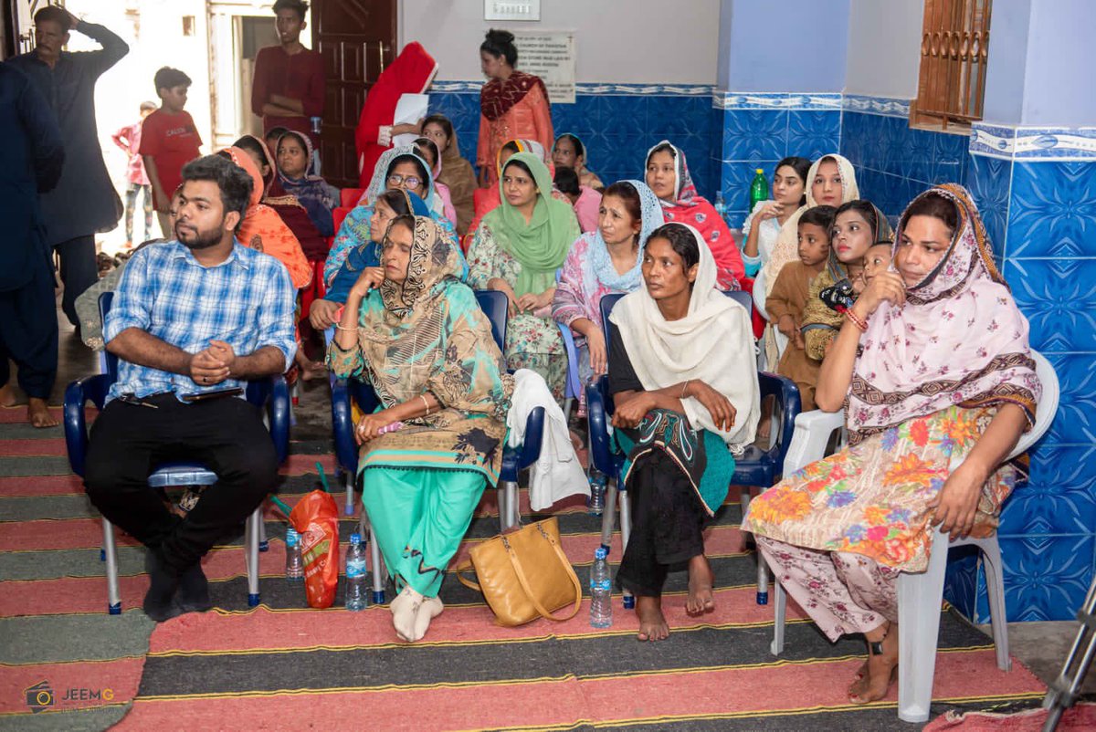 Held a seminar in minority communities in North Nazimabad which included Christians and transgenders to discuss the importance of voting, representation and individual rights.

#hazimbangwar #assistantcommissioner #northnazimabad #sindhgovt #humanrights #vote #forthepeople