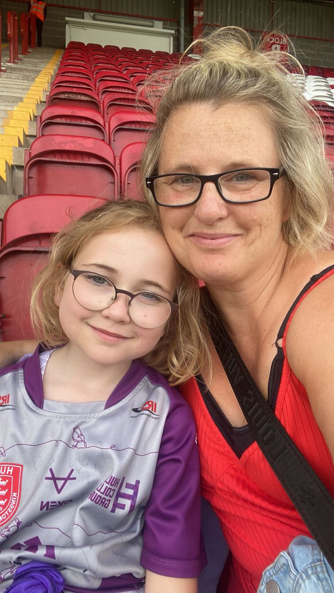 Maisie’s first ever @hullkrofficial match with her mum @rachkay #UpTheRobins 🔴⚪️