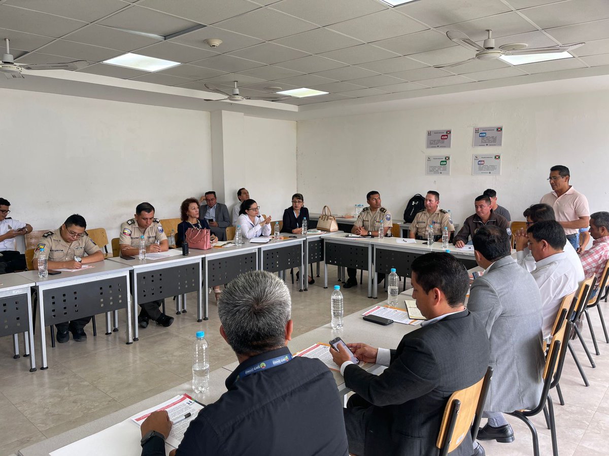 JhonBryantEC's tweet photo. En el Instituto Tsa`chila de la provincia de Santo Domingo, desde @EduSuperiorEc realizamos una mesa de Educación Superior, donde intervinieron las autoridades de las IES, MINEDUC, GAD Provincial, Fuerzas Armadas y Policía Nacional. Se trataron temas de seguridad, cooperación interinstitucional, ferias académicas, capacitación y vinculación con la sociedad. #NuestroTrabajoContinúa