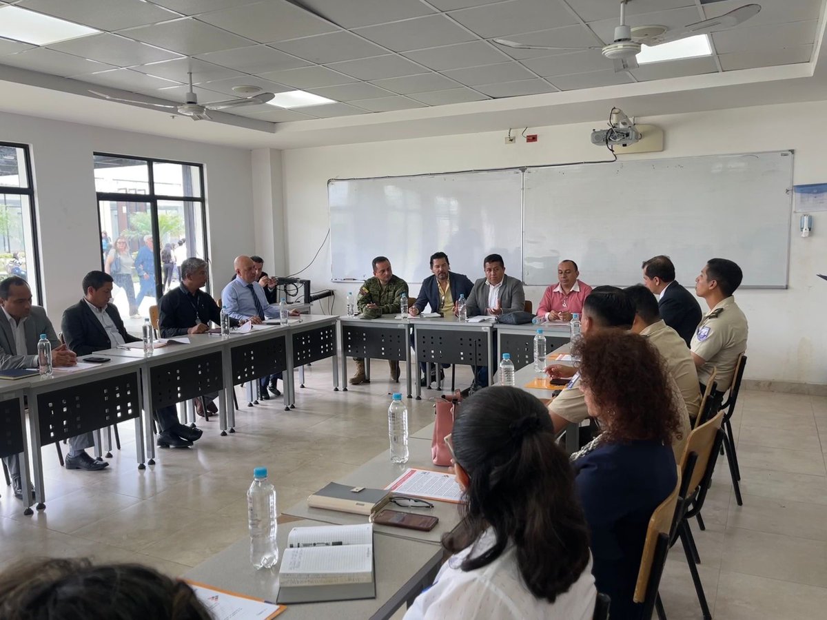 JhonBryantEC's tweet photo. En el Instituto Tsa`chila de la provincia de Santo Domingo, desde @EduSuperiorEc realizamos una mesa de Educación Superior, donde intervinieron las autoridades de las IES, MINEDUC, GAD Provincial, Fuerzas Armadas y Policía Nacional. Se trataron temas de seguridad, cooperación interinstitucional, ferias académicas, capacitación y vinculación con la sociedad. #NuestroTrabajoContinúa