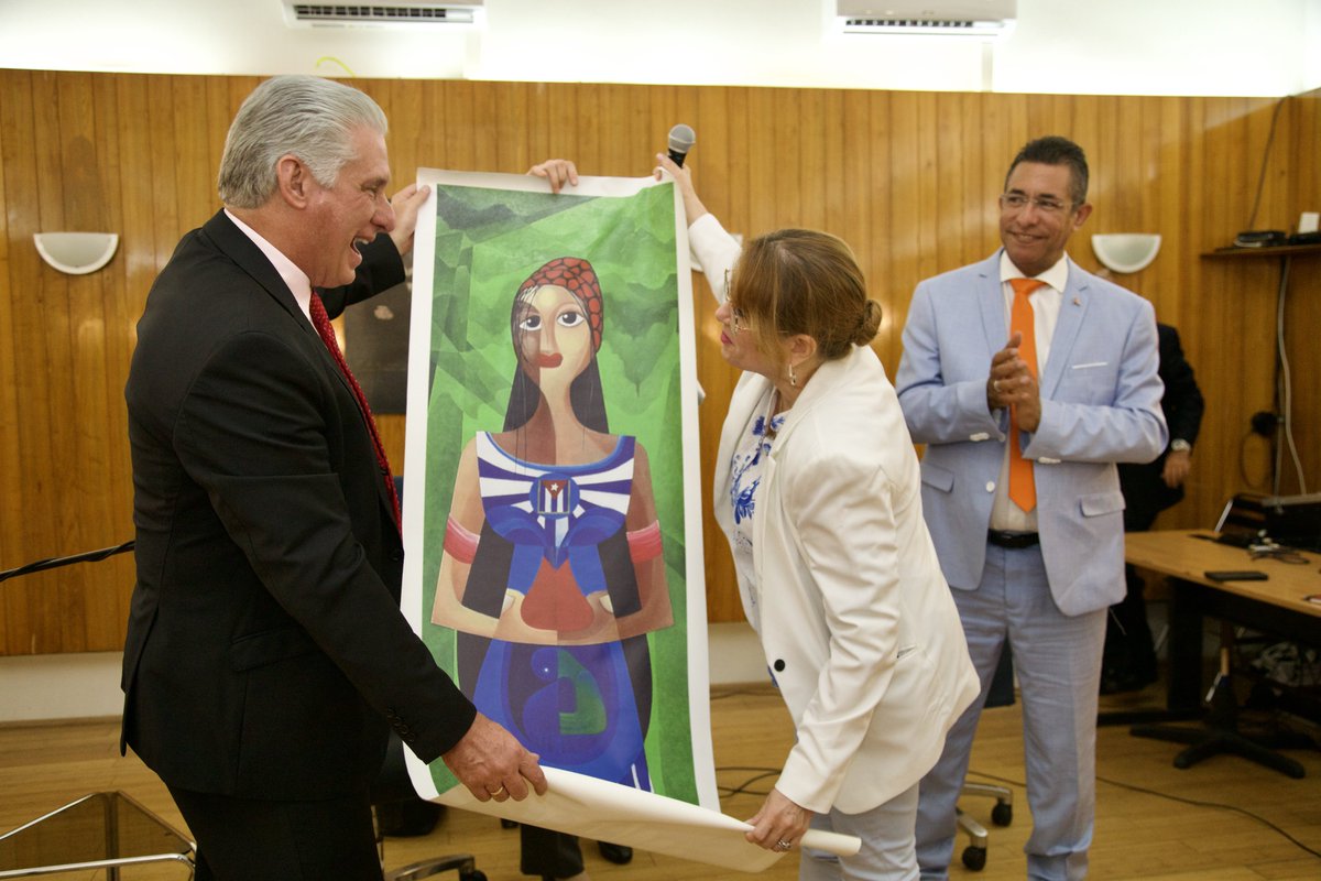 El Pdte <a href="/DiazCanelB/">Miguel Díaz-Canel Bermúdez</a> intercambió hoy con cubanos residentes en #Francia y amigos del movimiento de solidaridad. Agradeció compromiso con la defensa de #Cuba e iniciativas en apoyo a nuestro pueblo en momentos en que enfrentamos el impacto agravado del brutal bloqueo de EEUU.