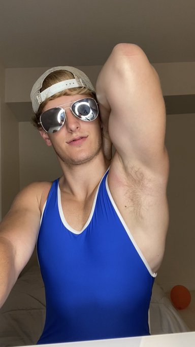 POV we wrestle and I make you sniff my armpits 😈 https://t.co/B9sTY0kGKK