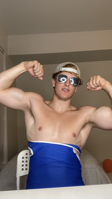 POV we wrestle and I make you sniff my armpits 😈 https://t.co/B9sTY0kGKK