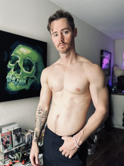 Can we make this nerd fashionable? Send ideas please. 😄 https://t.co/NzpLNvWMPW