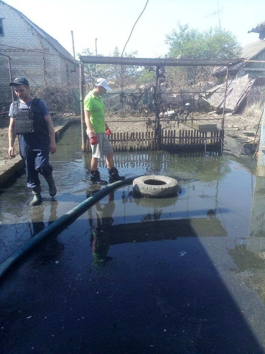 1,900 tons 

this is how much of contaminated water was pumped out of more than 200 houses of Kherson residents

More than 1,000 private households are still flooded as a result of russia blowing up #KakhovkaDam on June 6

#russiablewthedam

📸NGO City of Power, via Most: Kherson