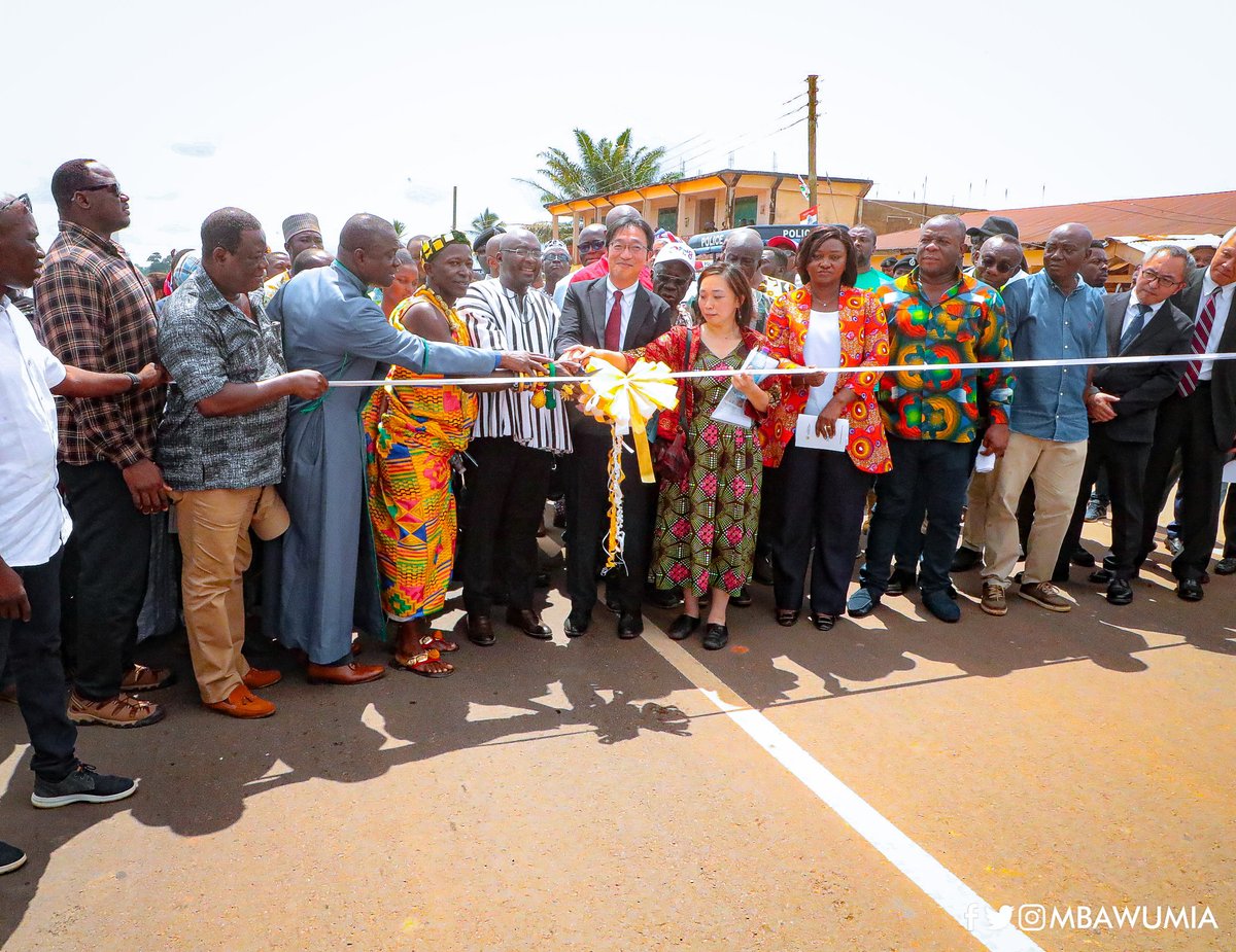 MBawumia's tweet photo. I commissioned the 31.2km Assin Fosu-Assin Praso portion of the National Trunk Road N8 (Phase 2) at Assin Praso on Friday, 23 June, 2023.

The N8 is an important link for the transportation of freight and people from the Western and Central regions to Ashanti region and the northern parts of Ghana, as well as neighbouring landlocked countries.
