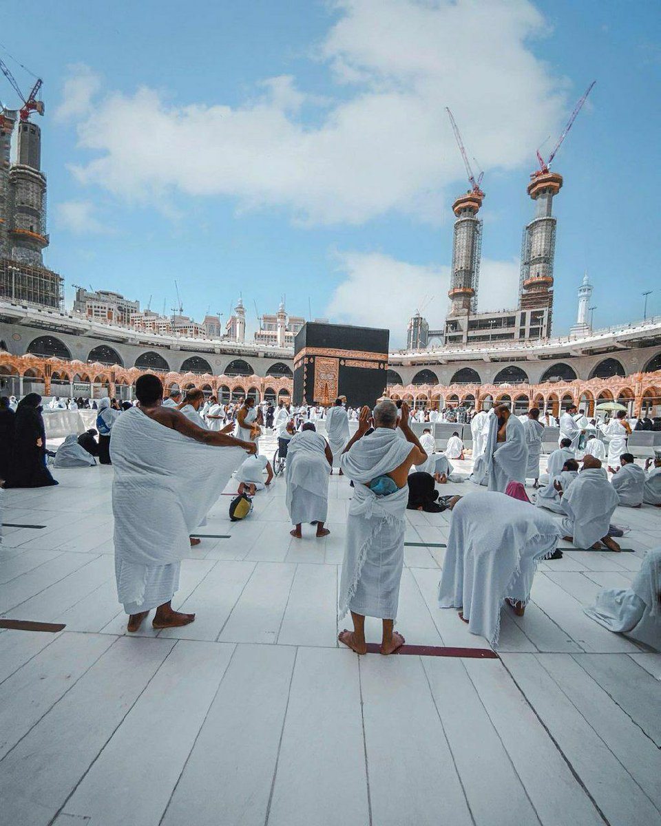 «يَـا مَـكَّةَ الغَـرَّاءَ يَـا أُمَّ القُـرَىٰ
يَا مَهبَطَ الوَحيِ وَيَا أغلَىٰ ثَرَىٰ

هَـٰذَا الحَجِيـجُ إلَيكِ عَادَ مُلَبِّيًا
وَمُرَدِّدًا لَبَّيكَ يَا ربَّ الوَرَىٰ!».
