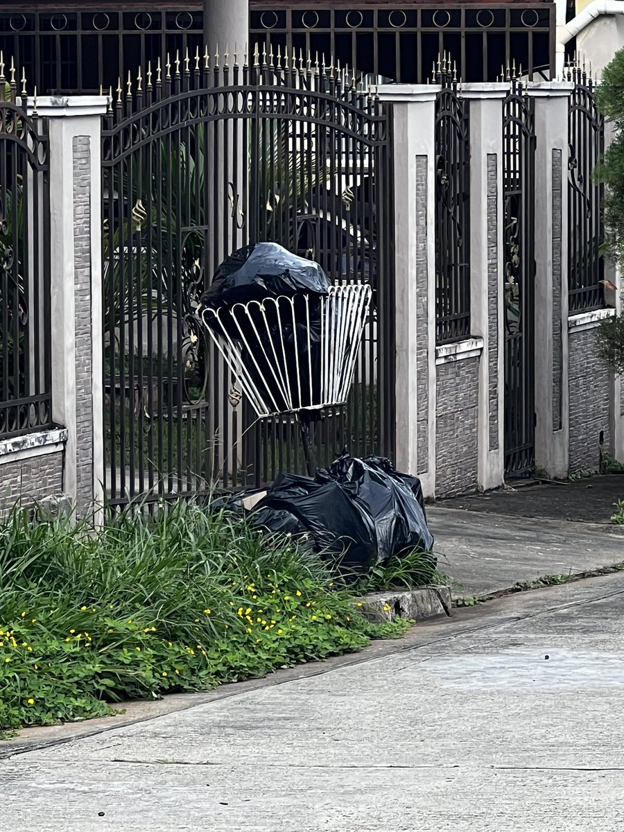CrislyFlorez's tweet photo. @revisalud cuando van a venir a recoger la basura en @BrisasdelGolf ?? Tenemos ya más de una semana sin que pase el camión y estamos llenos de moscas. Ayuda! @JCRufinalfaro @MINSAPma https://t.co/JNIFmlRHcW
