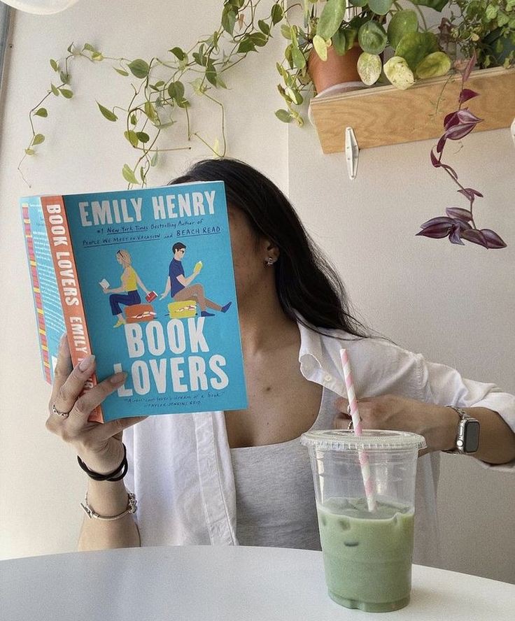 lets do this again, im not new to #booktwt but im looking for some new interactive moots!!

some of my favs:
- six of crows duology
- serpent &amp; dove
- daisy jones &amp; the six
- Once upon a broken heart
- Caraval trilogy

cr: if we were villains

like/rt/reply to be moots🤍