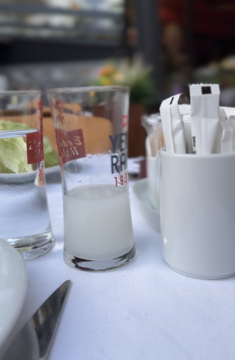 hellicopterman's tweet image. Bazı şarkılar yasaklanmalı, bazı insanlar ölmeli, bazıları zahmet edip de hiç doğmasalardı keşke, misal ben. Bazı çiçekler hiç açmamalı… güneş yılın belirli günlerinde doğmamalı mesela… Kediler miyavlamalı, kedilere laf yok, bir de o karga. Hepsi o!