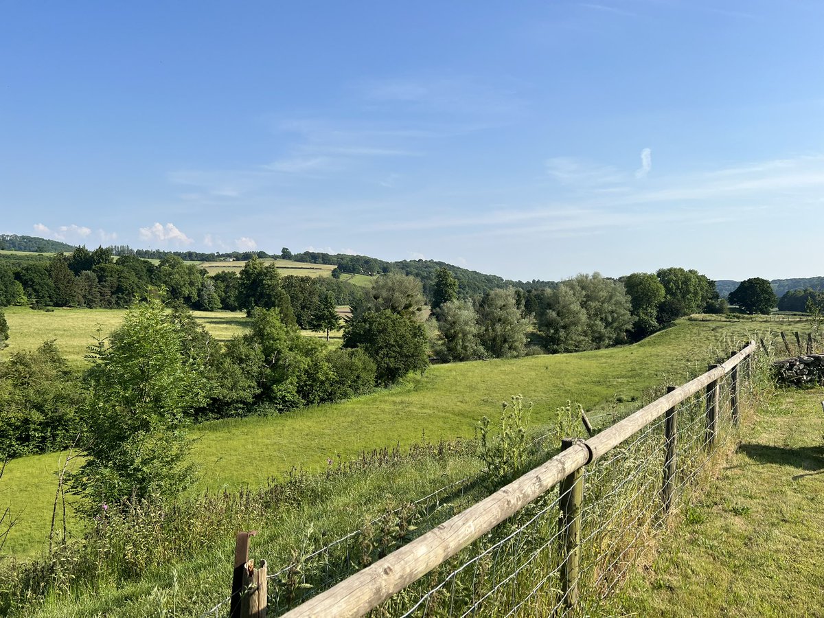 Happy Friday! 

Our garden project is almost finished and we’re looking forward to spending a lot more time enjoying this view from it over the summer ☀️

#happyfriday #fridayfeeling #usk #lovewhereyoulive #riverusk #lovemonmouthshire #abergavenny