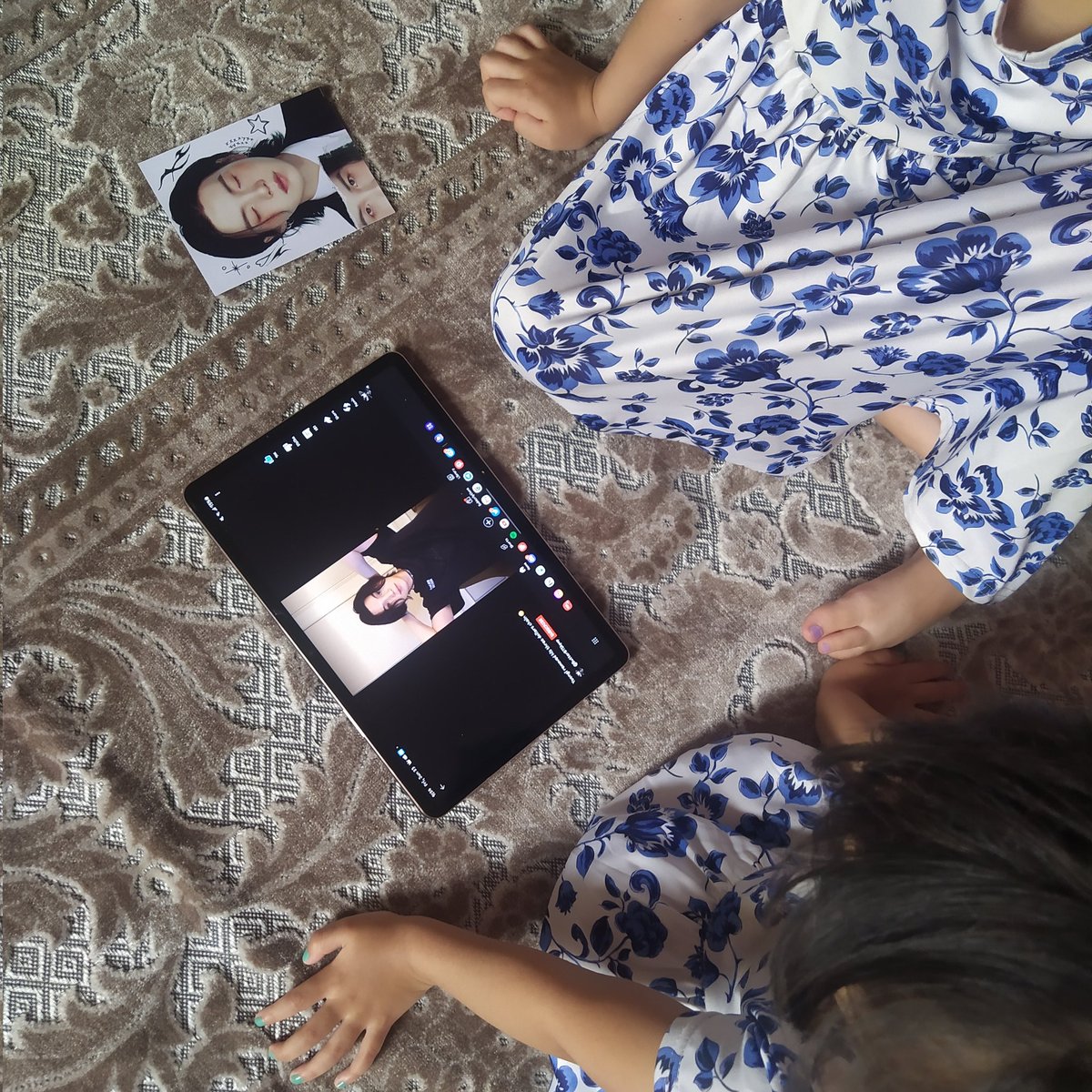 Me leaving my nieces for some time just to find them like this 😆 yoongi's impact is real whether you are old young or a kid