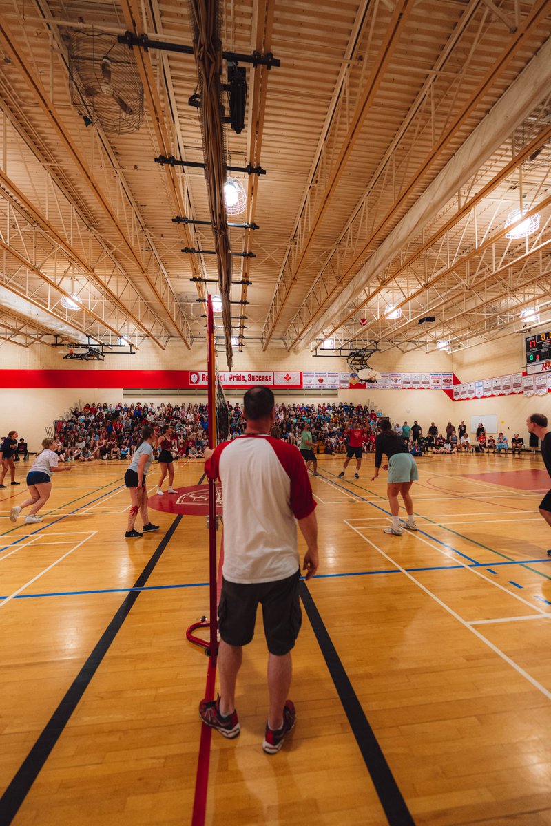 MiddleRiverview's tweet image. This morning we had our year end assembly with a friendly  staff vs. student volleyball game. Wishing our RMS Community a wonderful summer❤️