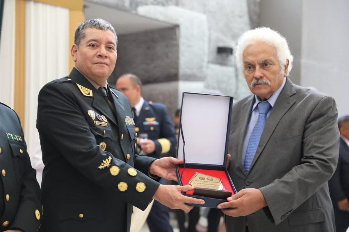 PoliciaPeru's tweet photo. Cada año se reconoce a esta emblemática unidad por el trabajo incesante de inteligencia estratégica, táctica y operativa que va en correlación con la prevención del delito y la lucha inteligente contra la delincuencia común y organizada. (2/2) https://t.co/5VvNwZoiZo