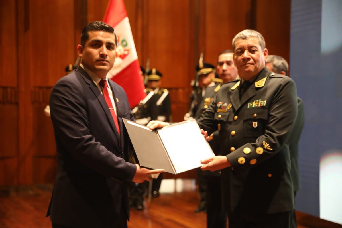 PoliciaPeru's tweet photo. Cada año se reconoce a esta emblemática unidad por el trabajo incesante de inteligencia estratégica, táctica y operativa que va en correlación con la prevención del delito y la lucha inteligente contra la delincuencia común y organizada. (2/2) https://t.co/5VvNwZoiZo
