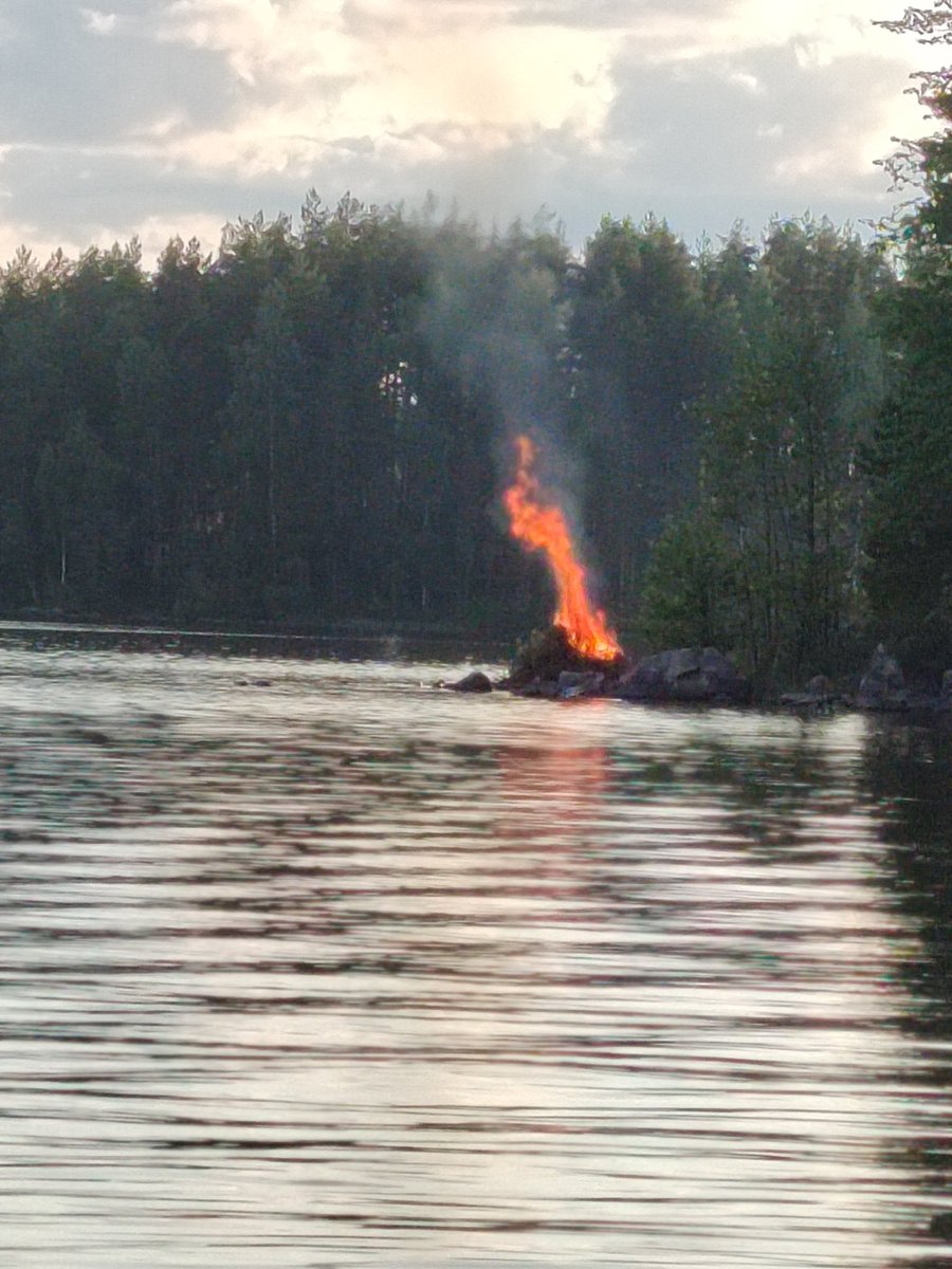 SariJoronen's tweet photo. Hyvää juhannusta #midsummernight #juhannus2023 https://t.co/Jwxjs6q6Bw