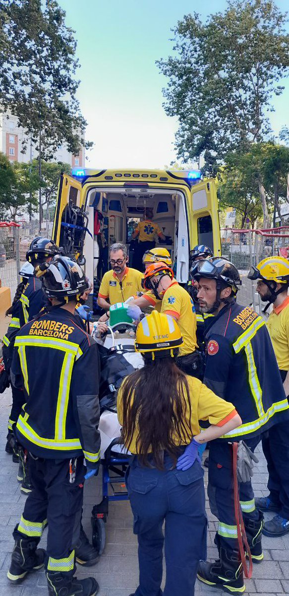 🚒 Aquesta tarda, actuació al carrer de Pi i Margall, a #Gràcia, per rescatar una persona en parada cardiorespiratòria. Ha estat recuperada pel <a href="/semgencat/">SEM. Generalitat</a> i al lloc s’hi ha desplaçat la <a href="/GUBBarcelona/">Guàrdia Urbana Barcelona</a>.

#BombersBCN