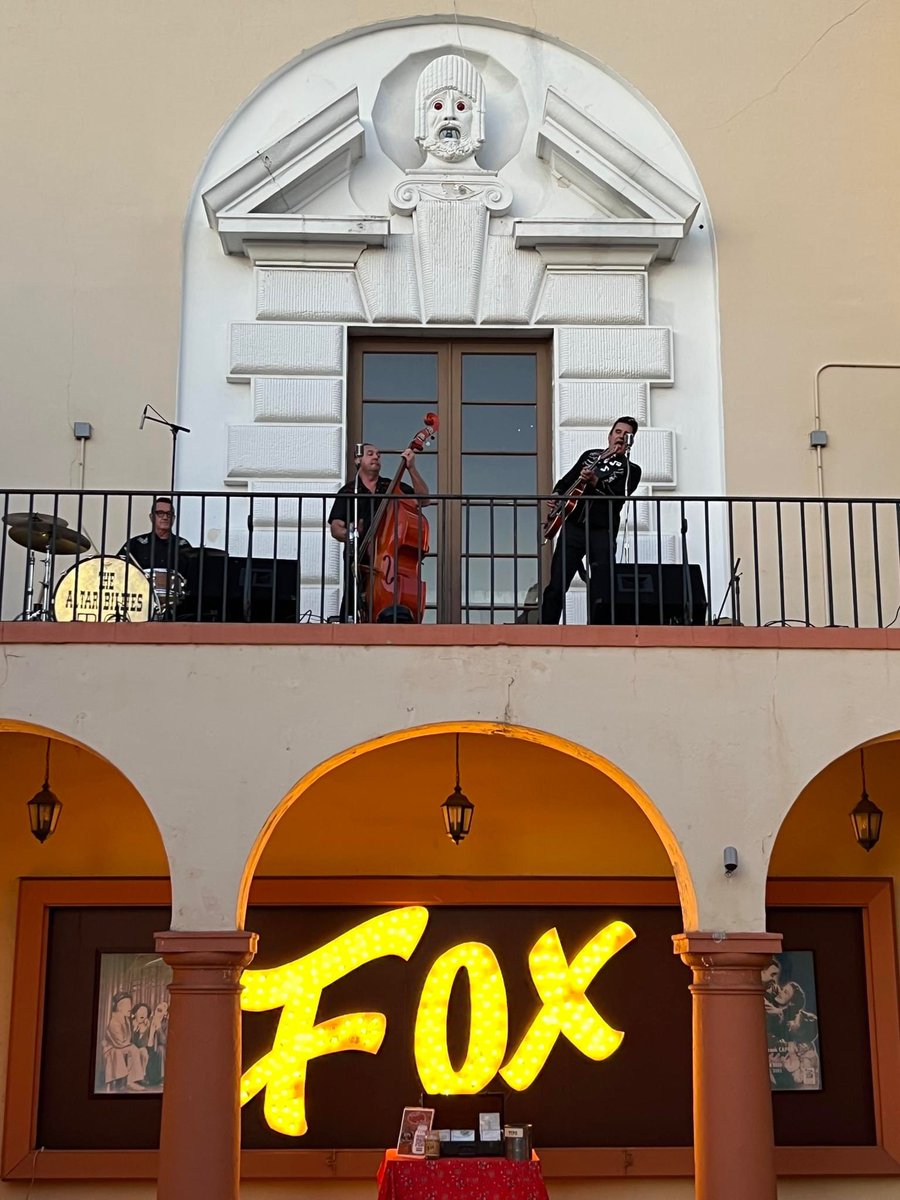 TheAltarBillies's tweet photo. #happyfriday #altarbillies #foxtheaterfullerton #lookup #cantlookup #rockabilly #orangecounty #oclife #downtownfullerton https://t.co/9RYKrreA1X