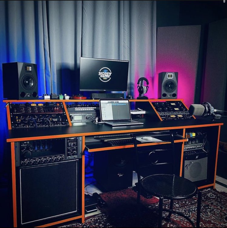 What are you filling this 500R8 with? The brief? Podcasting! You got the weekend to let us know…GO! Cheeky Camden EC2 in this setup as well! That’s a LOT of vocal firepower 💪, we love it! HAPPY FRIDAY from us to you! . 📷 @noisygates