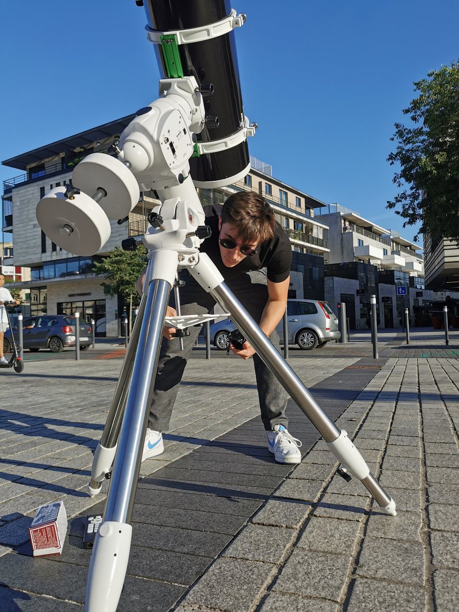 Gwen020133's tweet image. C&apos;est ce soir, à Mérignac centre.
Derniers réglages en cours. 
#onthemoonagain!
#astronogeek #moon #telescope #observation

@sudouest