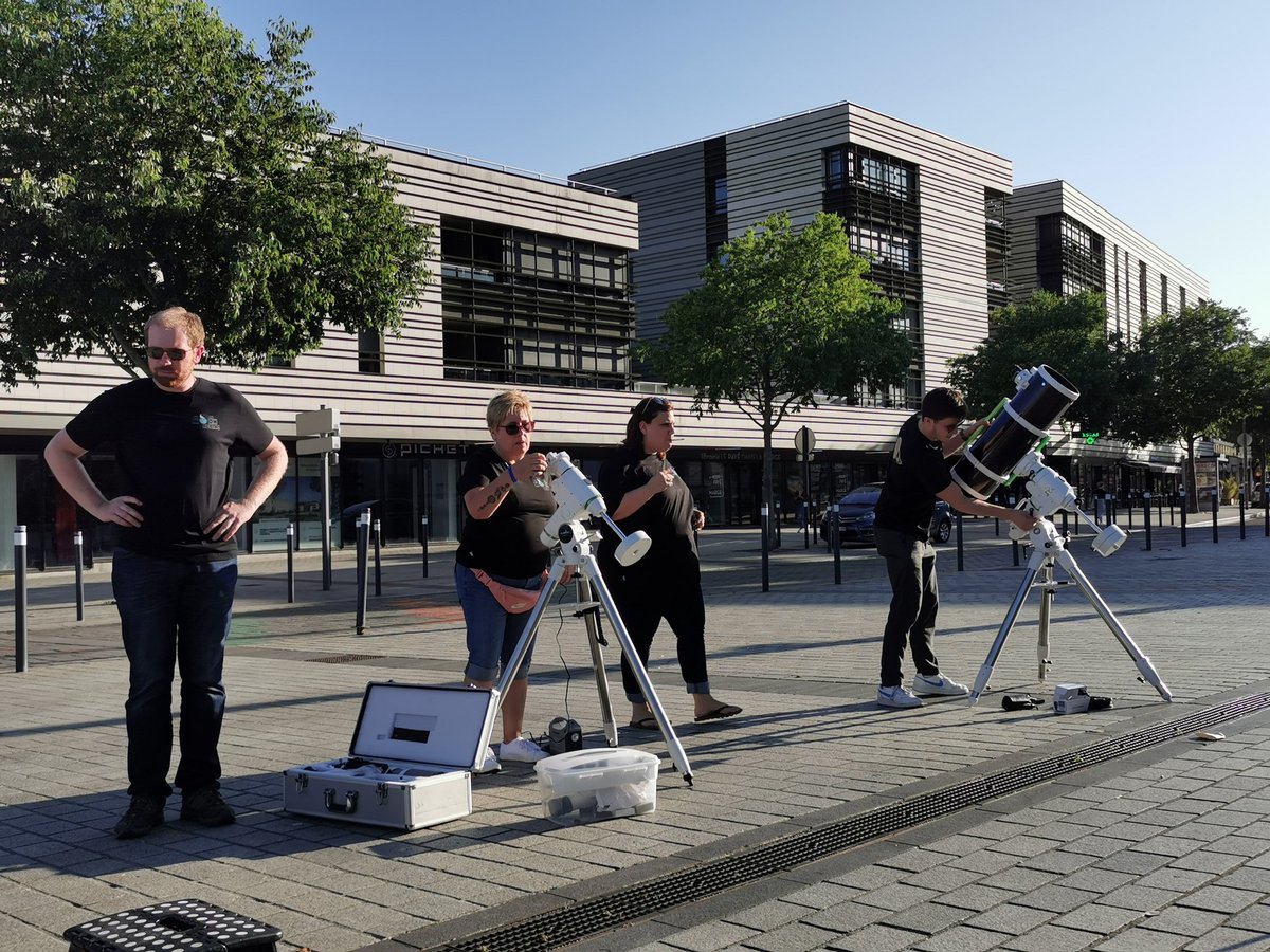 Gwen020133's tweet image. C&apos;est ce soir, à Mérignac centre.
Derniers réglages en cours. 
#onthemoonagain!
#astronogeek #moon #telescope #observation

@sudouest