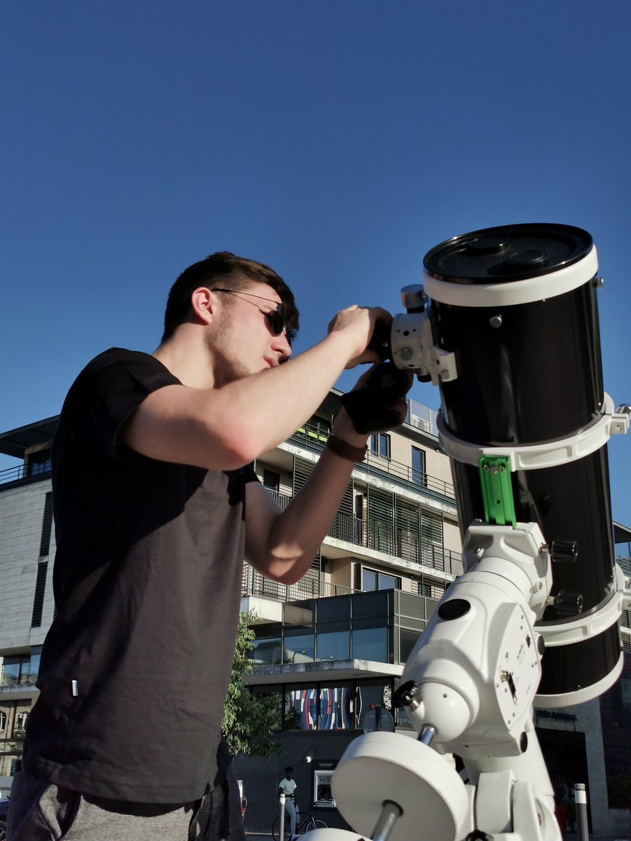 Gwen020133's tweet image. C&apos;est ce soir, à Mérignac centre.
Derniers réglages en cours. 
#onthemoonagain!
#astronogeek #moon #telescope #observation

@sudouest