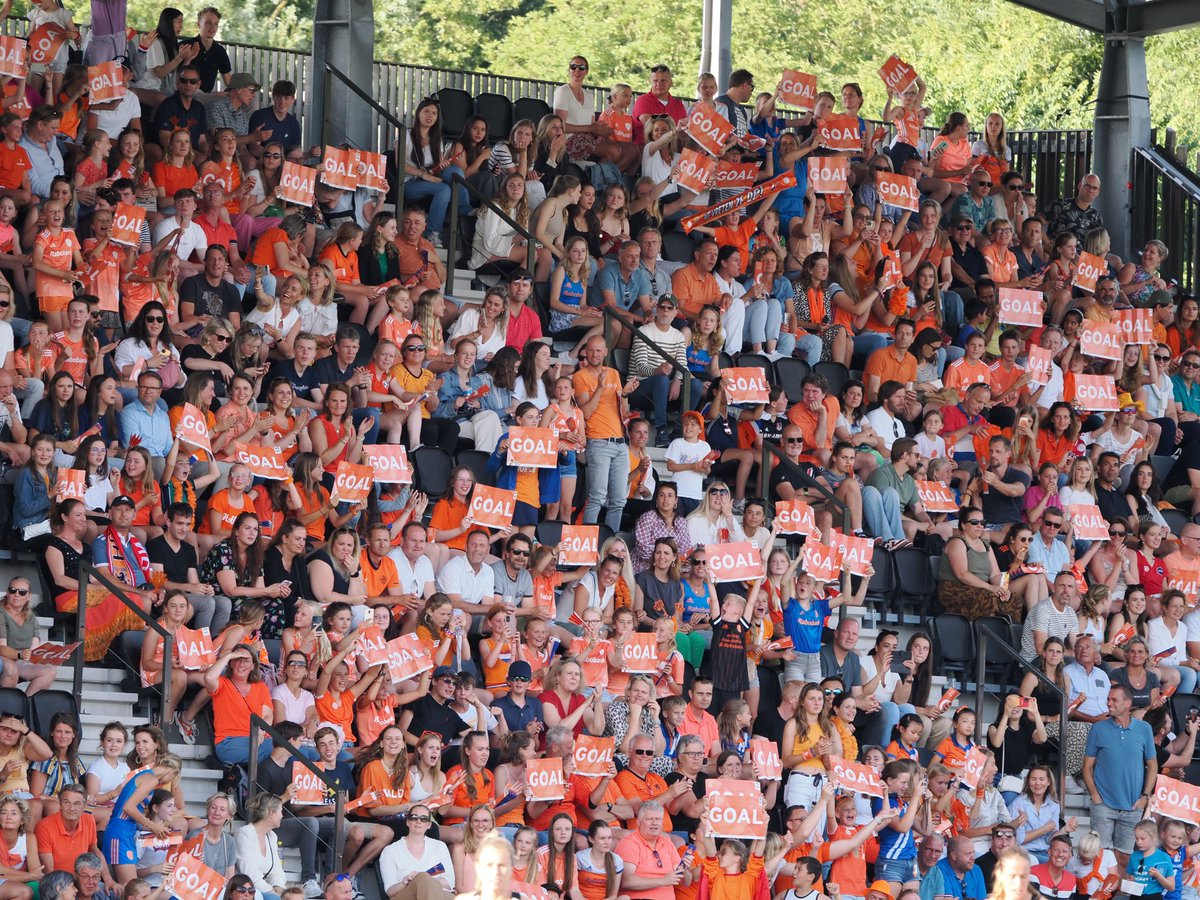 Een zwak spelend Duitsland wordt volledig overlopen in de eerste helft door Oranje. Tussenstand 3-0.