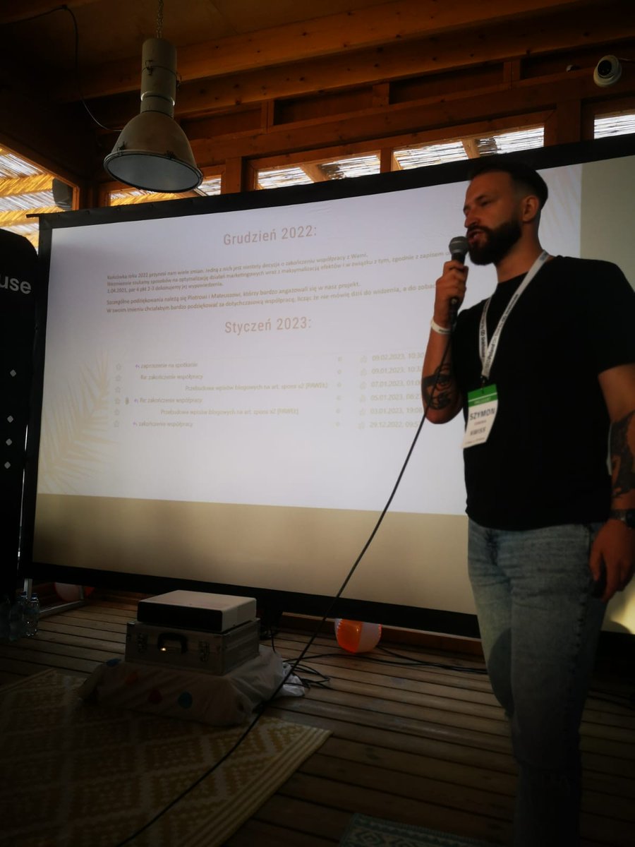 ...a tuż po niej Szymon Dominik z tematem "Jak rozmawiać z Klientem, który chce zatrudnić specjalistę #SEO inhouse"