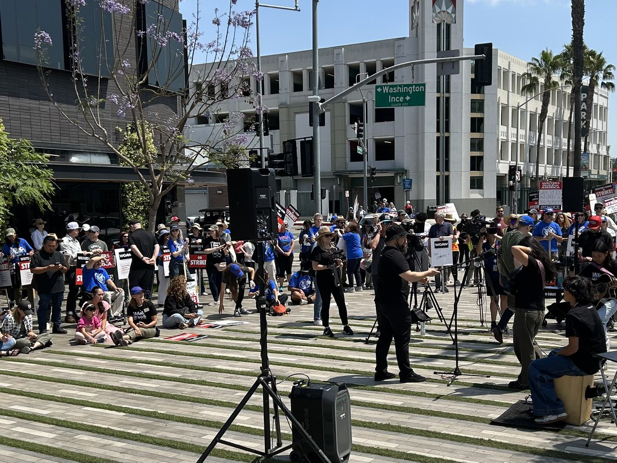 Huge turnout at the #ShowrunnersForAbortionRights event at the @amazon Culver City picket 🪧🪧 #WGAstrong #1u