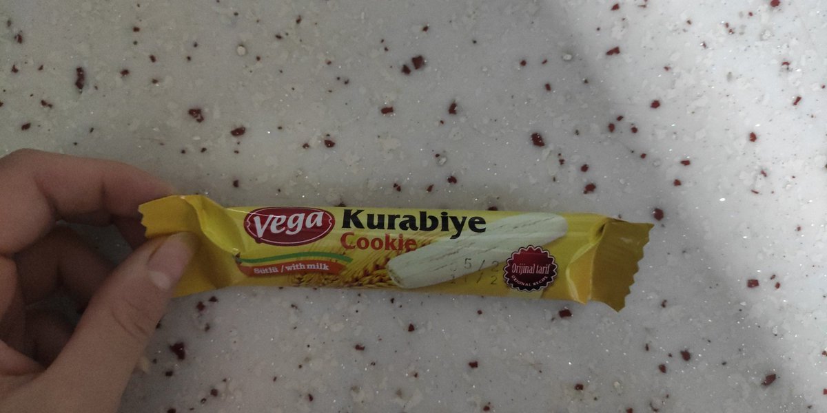 teyzem vega yazisini gorunce vegan sanip bana cookie almis..sutlu 😔