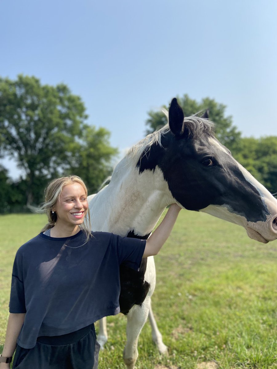 Please welcome Kelly, our newest “Equine Sanitation Engineer” volunteer (aka part of our wonderful “Feed & Clean” Crew). Kelly first met our miniature therapy horses when we visited NorthShore University HealthSystem Evanston Hospital. Welcome Kelly! 💚 @NorthShoreWeb