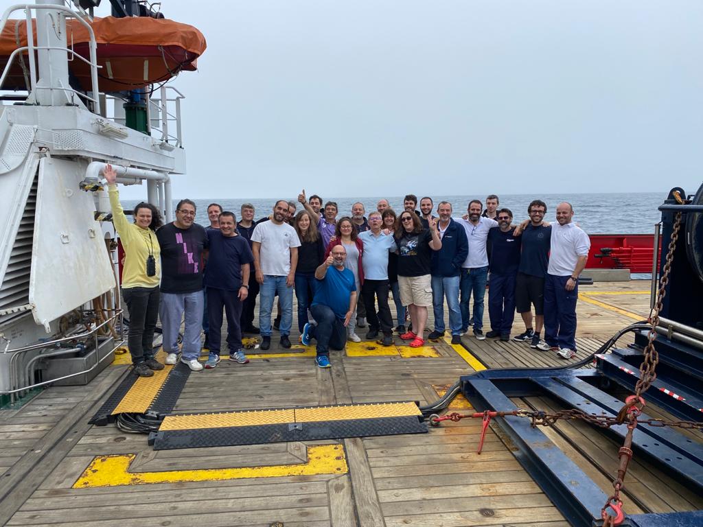 CIM_Uvigo's tweet photo. 🛳️ Embarcámonos nunha nova aventura!  Persoal investigador do #CIM lidera unha 👉expedición ao Atlántico Norte para realizar análises sedimentarias e obter datos sobre o #cambioclimático durante os últimos miles de anos.
ℹ️ https://t.co/6NFw4cOE64
@IIM_CSIC #BOCATS2 #FEDER #HRS4R https://t.co/7gwRxP2BzM