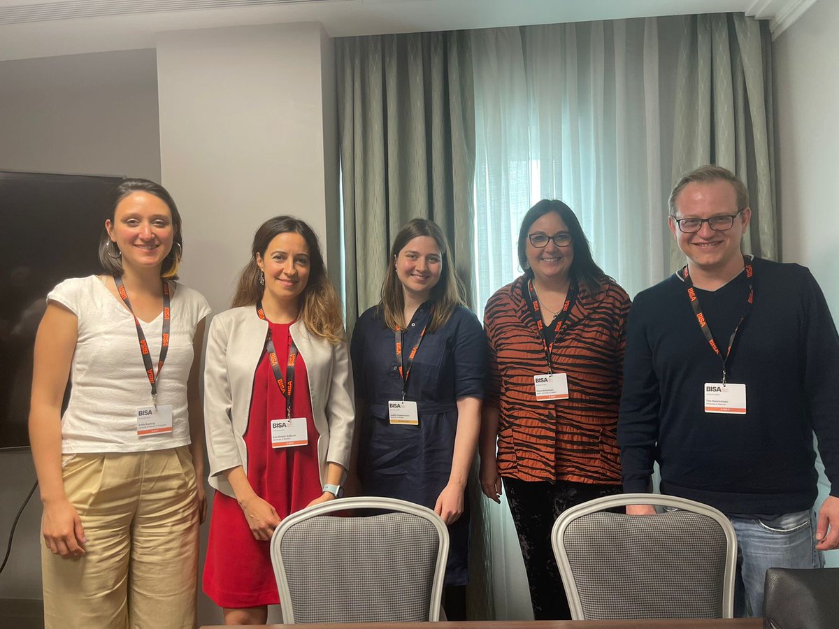 Had a great #BISA2023 conference -- presenting new work with w/ @DrRBajpai on anti-colonial thought in India and Algeria, @EnzeHan on #diasporic geopolitics, and a panel on the IR of #migration w/ @JHoppermann @Sofie_Roehrig  and others (below) -- thanks @malit_jr for the photo!