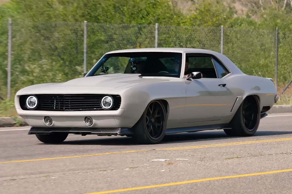 ClassicInd's tweet image. This 1969 Camaro featured by AutotopiaLA has some extremely cool details, including an LT4 engine from a C7 Corvette Z06! Check it out on our blog: news.classicindustries.com/700hp-lt4-1969… #Chevy #Camaro #LT4 #supercharged #protouring #restomod #ClassicIndustries
