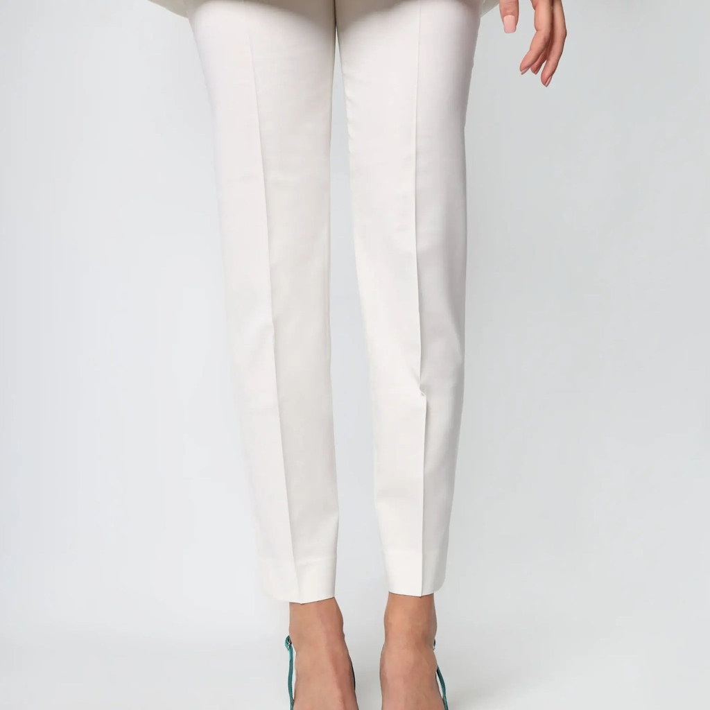 Elevate your style with our Here to Rule Trousers - a perfect blend of simplicity and sophistication. Designed with a tailored fit, these timeless white trousers exude elegance

Lodevole.com⁠
⁠
#womenfashionstyle #womenfashions #trending #womenwear #outfit #shopping